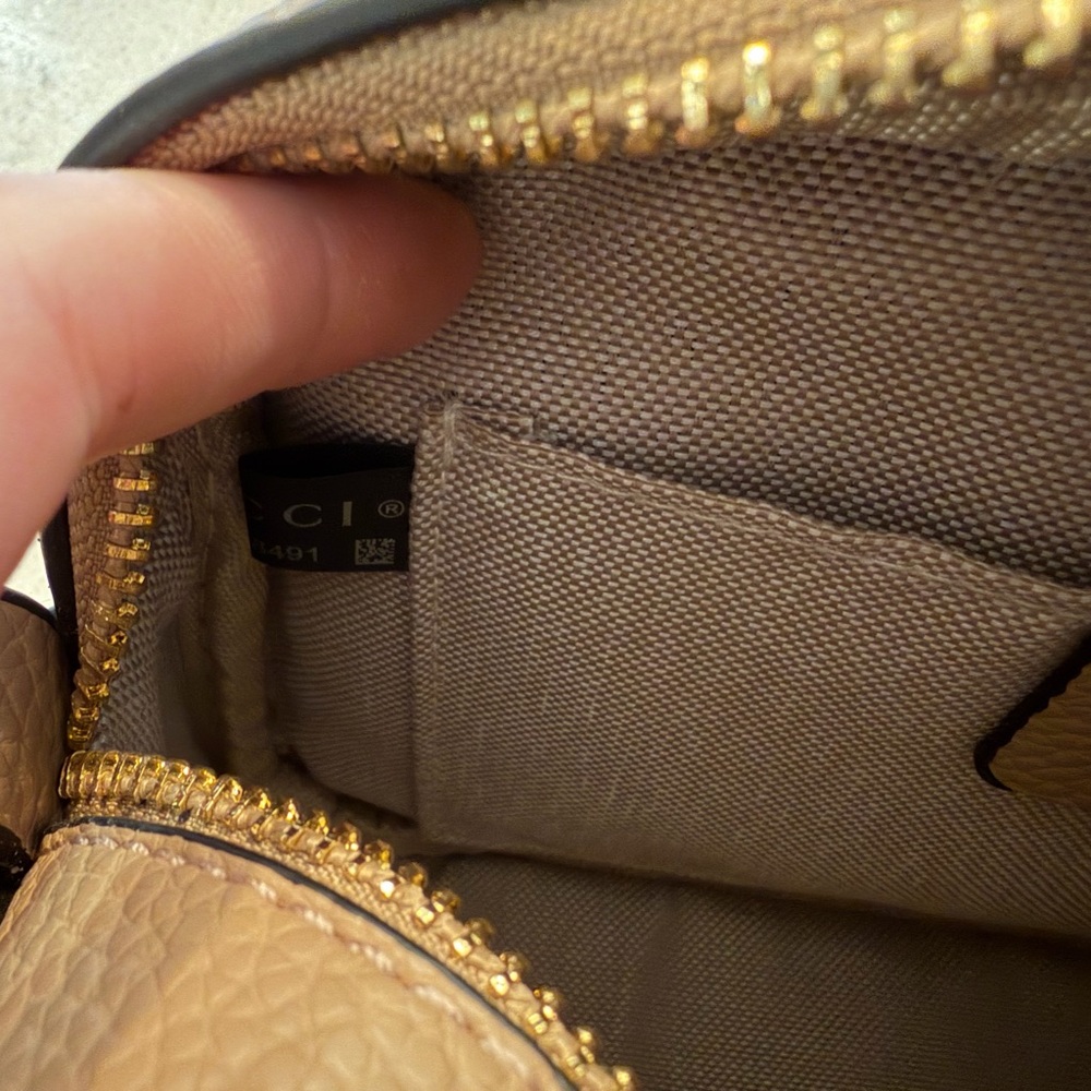Gucci soho disco Pebbled Tan Leather Crossbody with Embossed Double G - Picture 8 of 8